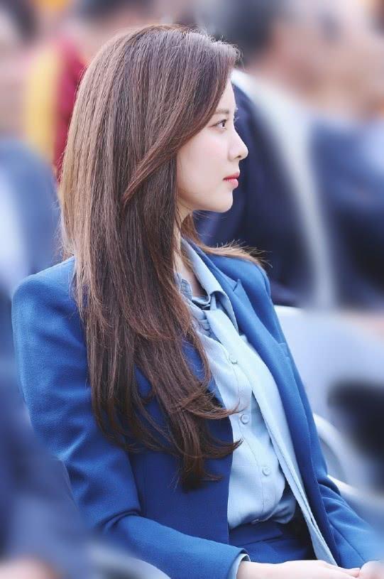 徐贤出席活动气场足!一身蓝色西装实力抢镜,网友:被撩到了!