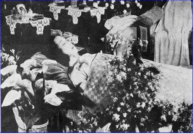 她死后轰动整个上海滩,三十万人送葬,被评为世界上最伟大的哀礼