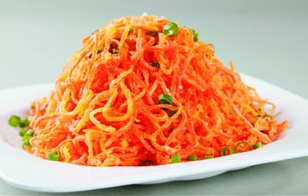 简单又营养的蒸菜粉蒸胡萝卜丝,只是多加了一点油,美味十足