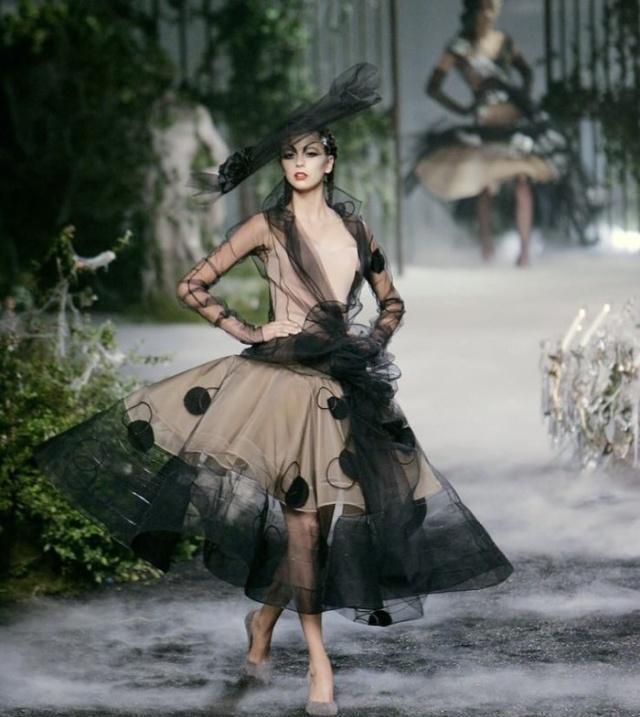 海盗爷的dior秀场:众神下凡,极致奢华,摩根"转圈"堪称经典