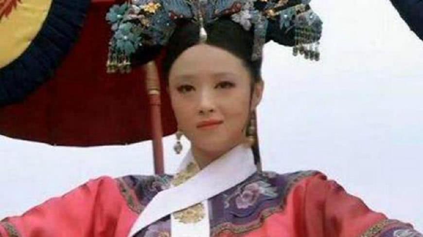 甄嬛传华妃和皇后坐轿子一个坐姿就看出谁才是正宫