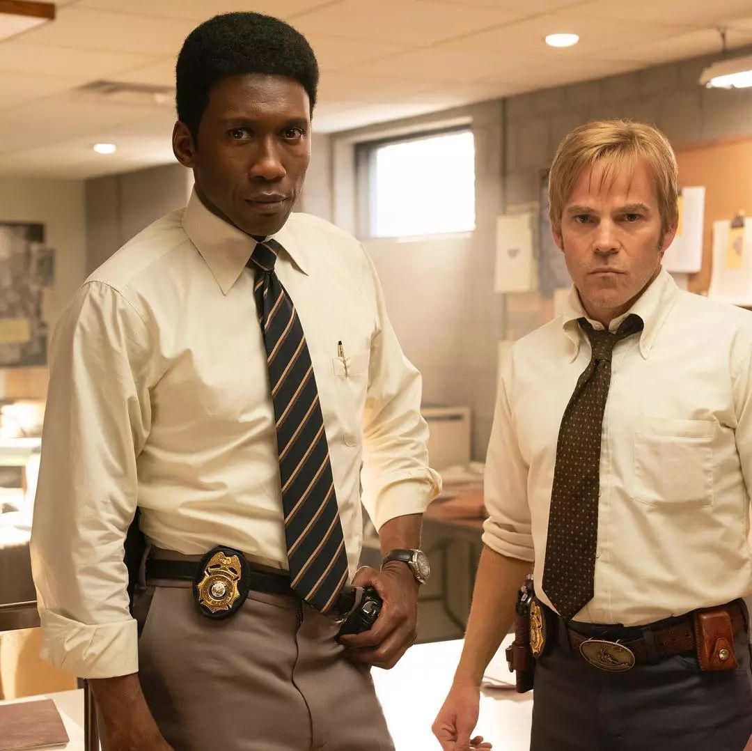 hbo出品的冷峻派侦探剧巅峰之作,在它的面前,其他侦探美剧都被秒成渣.