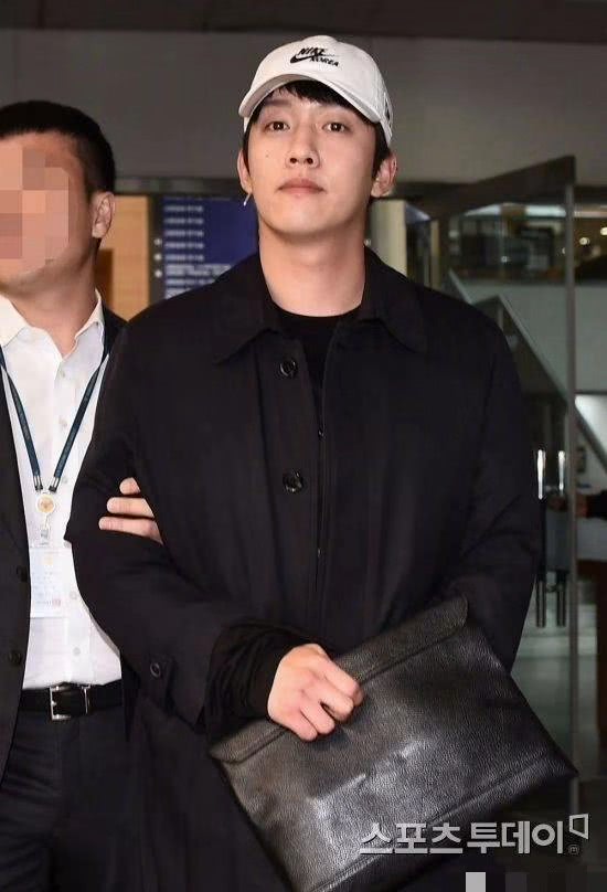 具荷拉前男友现身法院接受审问 脸上伤口基本痊愈面露笑意