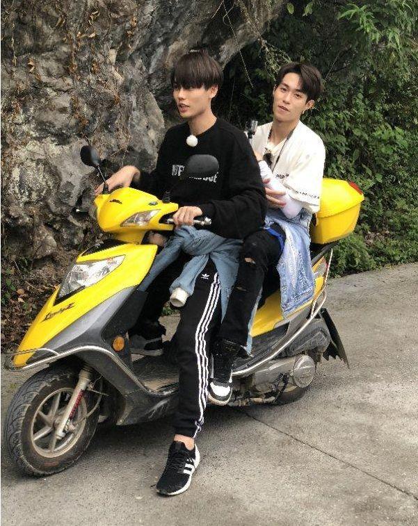 直接骑上了黄色的电动车,看上去也是相当的可爱的感觉,其中林彦俊的