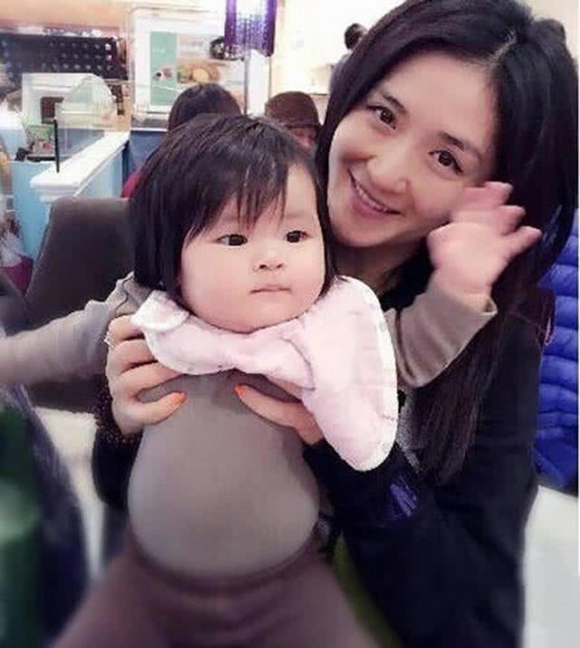 谢娜抱孩子照片曝光,俏皮可爱惹人疼,张杰抱着宝宝笑开花