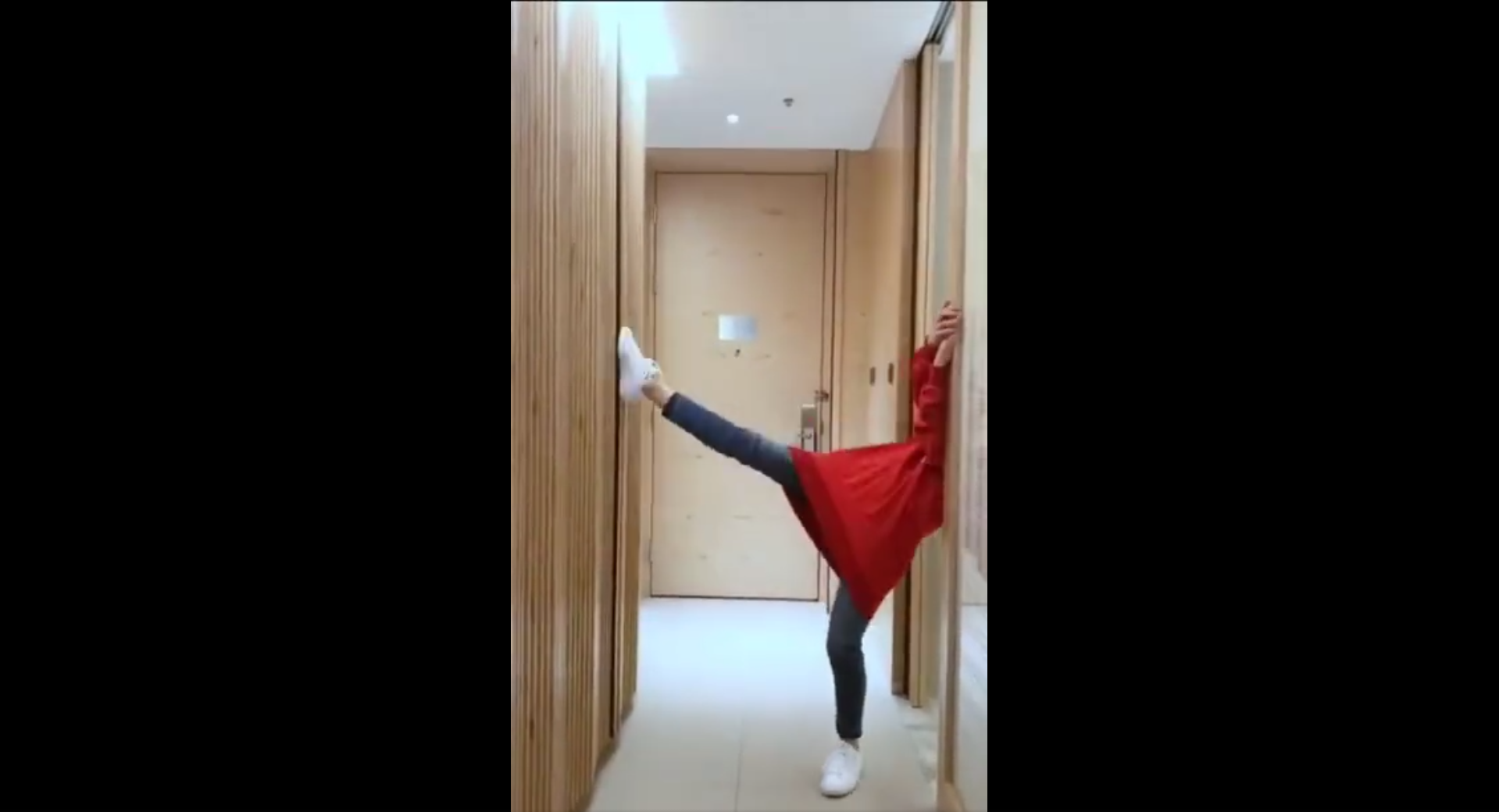 没想到迪丽热巴真会玩!顶碗,开腿一个没落下