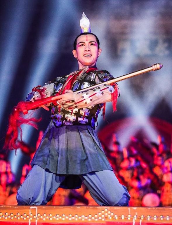 18岁春晚一舞成名,实力不输金星和杨丽萍,今儿女双全生活幸福|黄豆豆