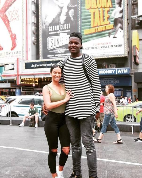 nba卡佩拉女友千里迢迢来看比赛,哈登见到后眼睛发直