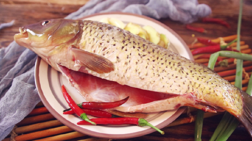鲤鱼这么烧全家都爱吃,更加鲜美更入味,而且菜不容易凉