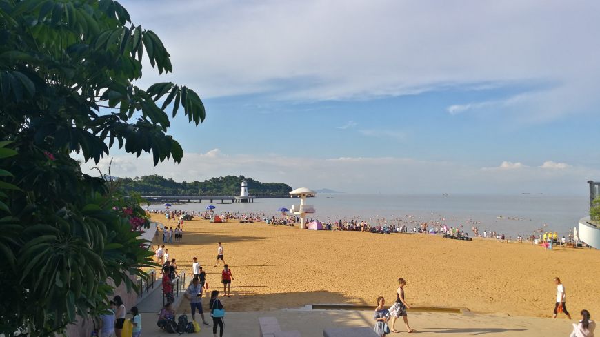 珠海情侣路海滨浴场游客和市民休闲好去处