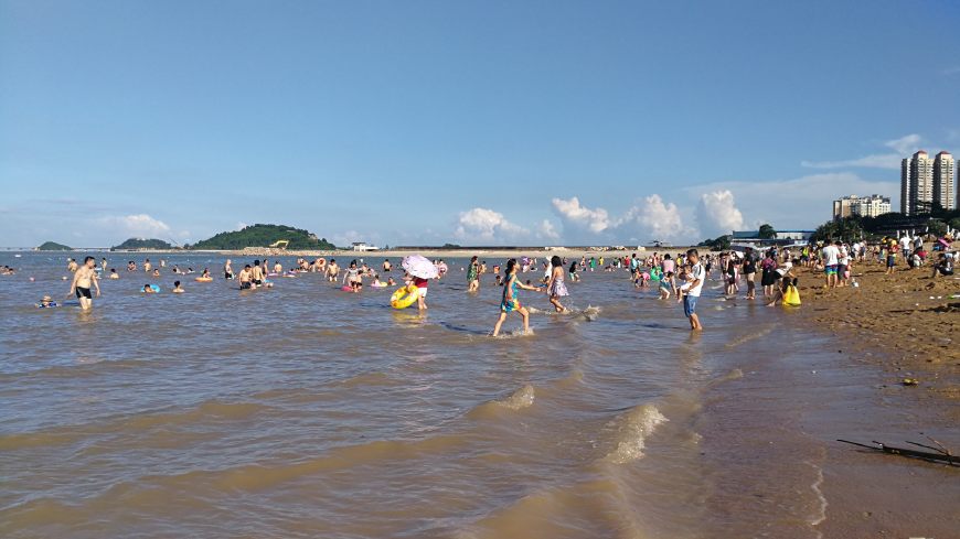 珠海情侣路海滨浴场游客和市民休闲好去处