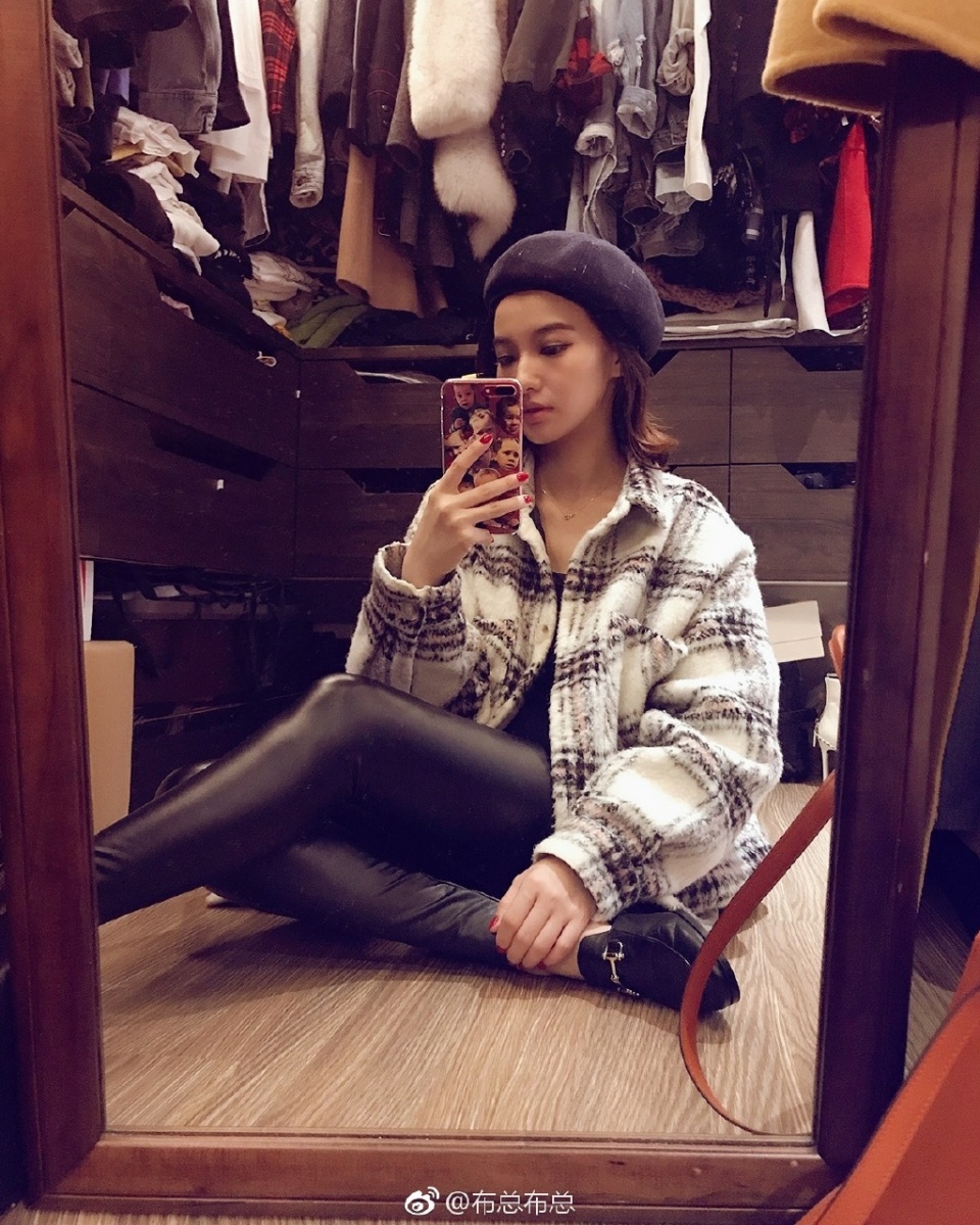 郑云灿晒女儿jojo美照,一个人坐着旋转木马,妈妈扎的麻花辫抢眼