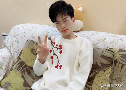 难言开发五指吃鸡法,引起200万人围观,界面设置有点独特!