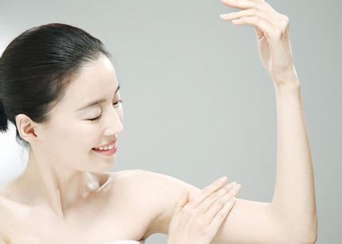 每天擦身体乳还是黑?选对"3种"成分,让你全身"发光透白"!|身体乳|美白