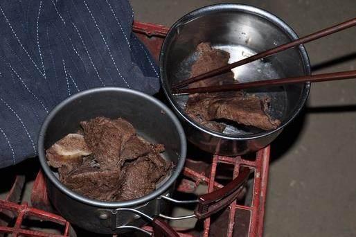发现了这一现象,他们感叹在国内吃一顿肉挺贵的,但在这边却顿顿吃肉