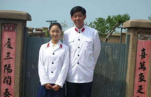 《父母爱情》幕后花絮,安杰身着睡衣和友人合影,全无明星包袱