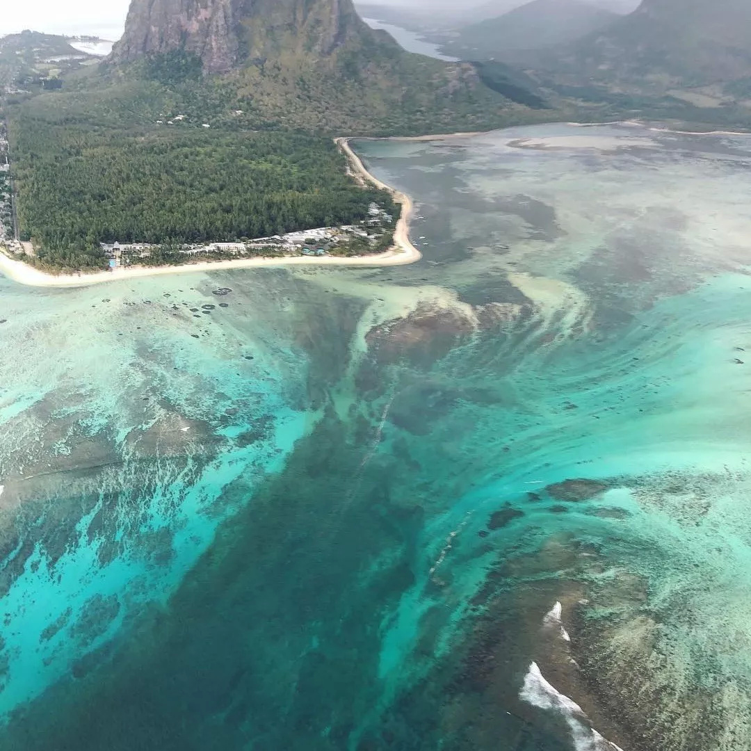 特鲁克泻湖穿梭在这艘大船中,jason总感觉有什么东西在身旁飘忽不