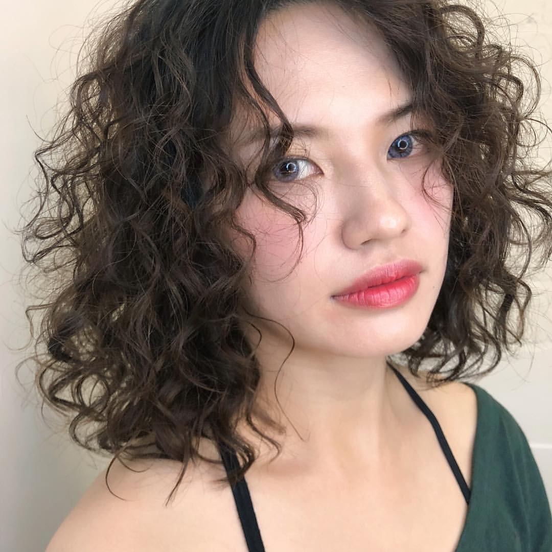 2018最流行的羊毛卷发型不用打理也好看