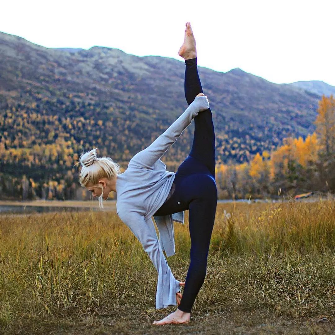 室外瑜伽是天然氧吧,冬天胸闷,放松身心呼吸新鲜空气