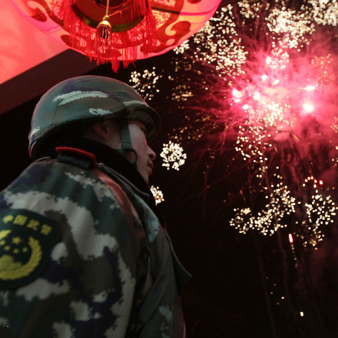 春节的晚上我们的战士们还是要站岗执勤,在部队,尤其是大年三十的时候