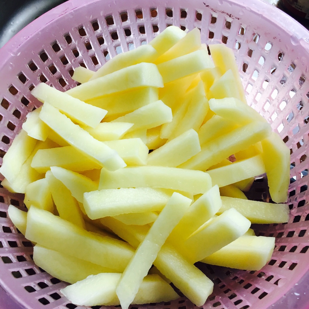 第二步:接着将切好的土豆条泡入清水中,20-30分钟,期间要换1-2次水