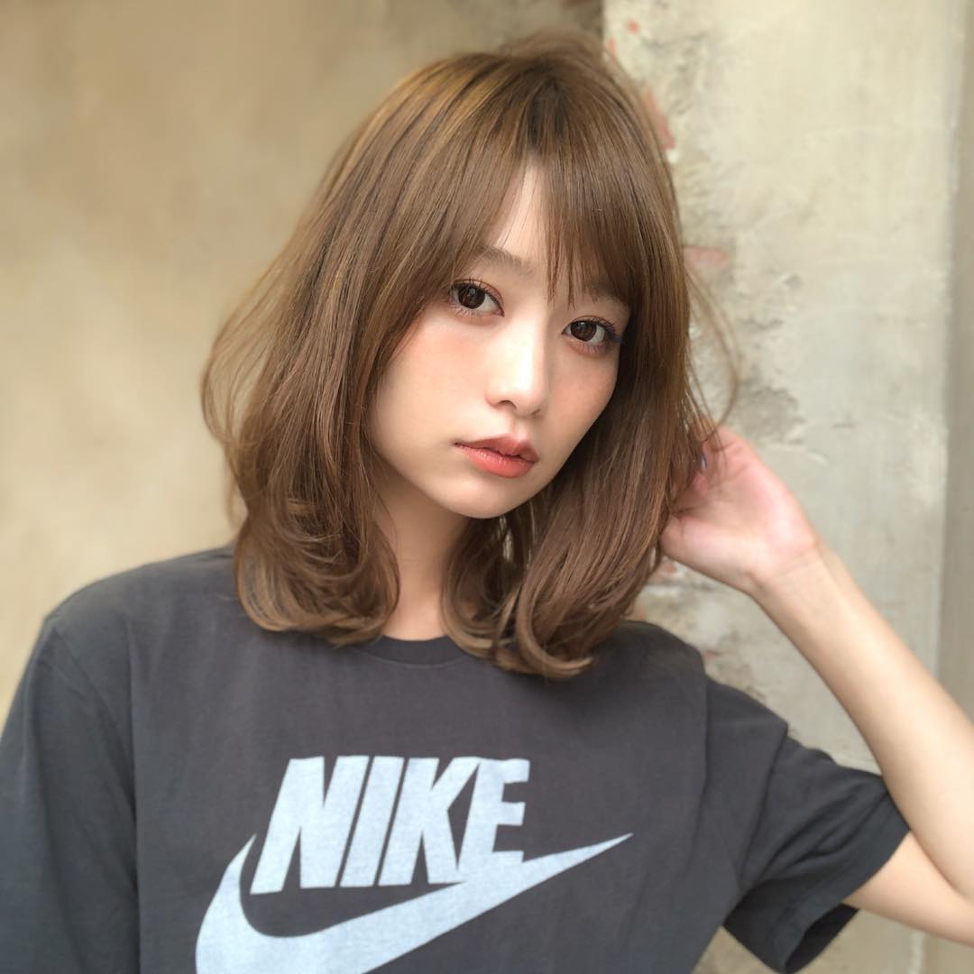 日系发型大都是中长发居多,因为这个长度的发型更有型.