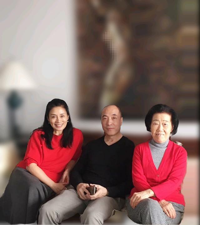 老戏骨李凤绪近照从影38年风华依旧现与丈夫游山玩水生活自在