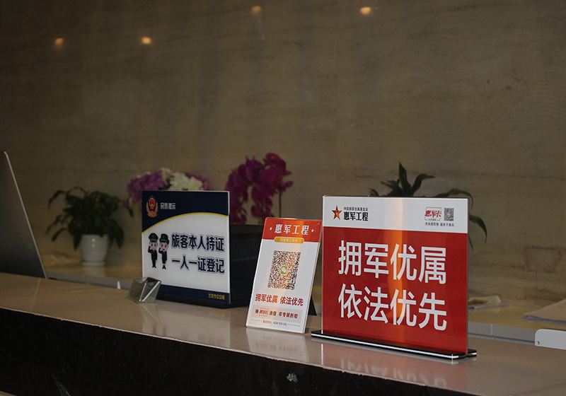 请不要再黑"军人优先"了,没当兵的人你真的没这个资格