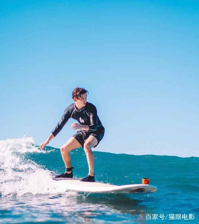 荷兰弟又壮了,海边冲浪大秀好身材,网友:不说还以为是雷神