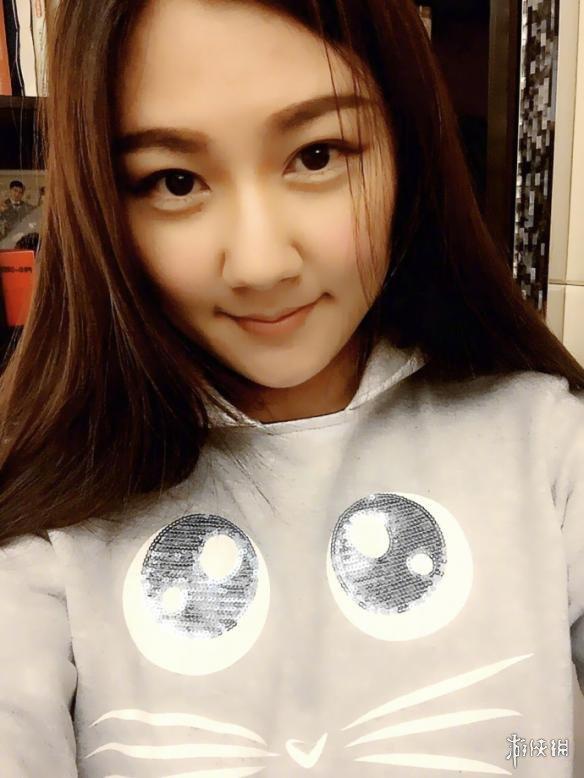 英雄联盟解说小苍超短裙运动风美照 "绝对领域"若隐若现!