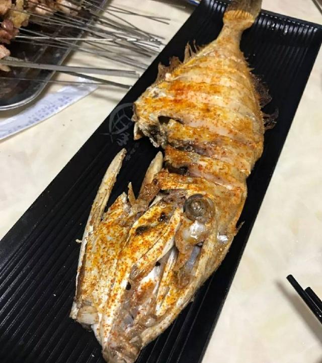 青岛台东这家最火爆的老字号烧烤店,门口挂满甜晒鱼是最好的招牌