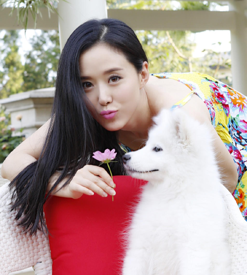 最美嫦娥姐姐太俏皮嬉戏小萨摩耶超萌化40岁颜丹晨颜值在线