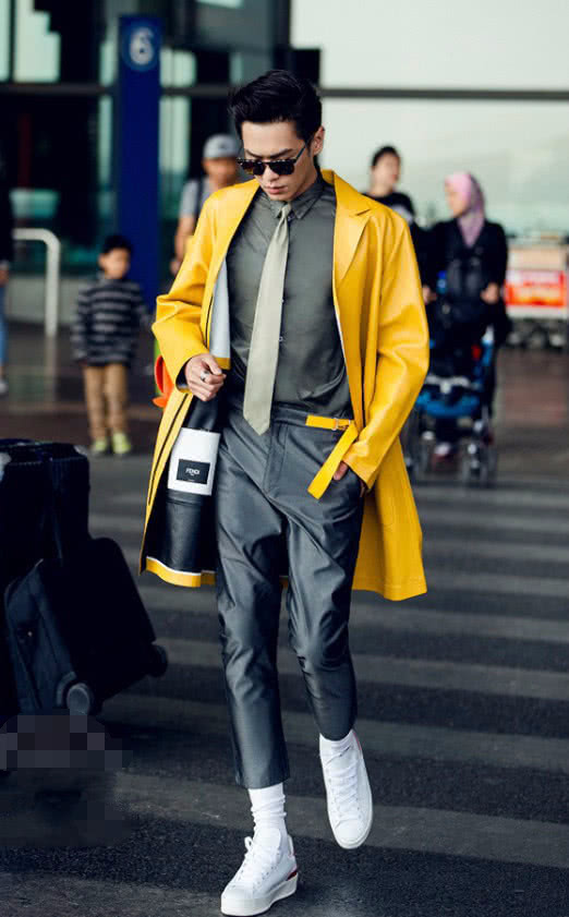 张若昀是怎么想的,竟然将袜子包住了西装裤?为了凹造型这么拼?