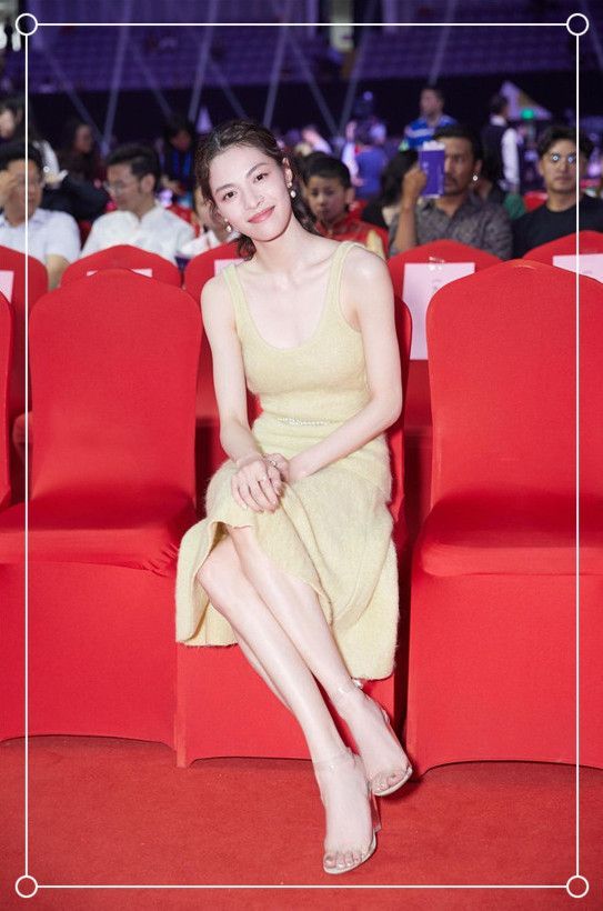 钟楚曦再次突破底线!穿吊带裙秀s形身材,冯导挑演员的眼光真牛