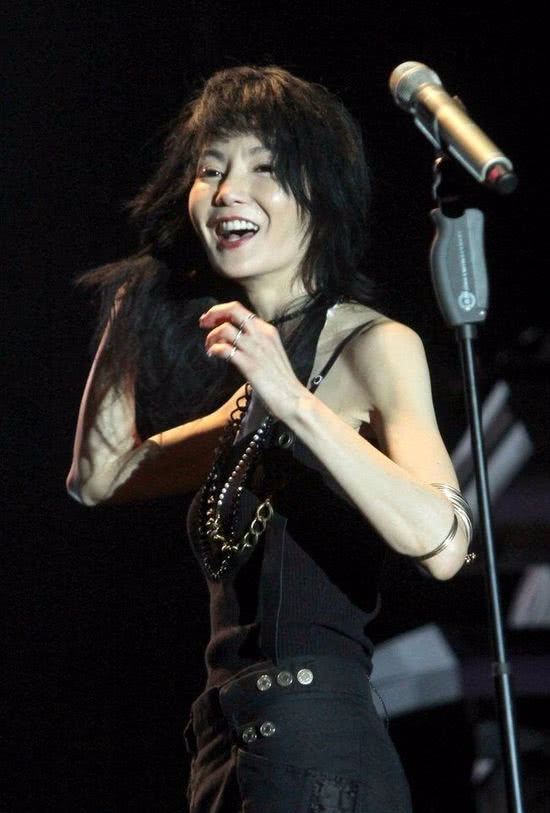 54岁张曼玉近照曝光,红色爆炸头放飞自我!