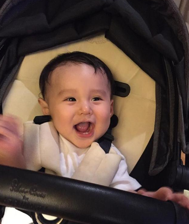 主持人李晨儿子罕见正面照,五官立体大眼呆萌超有范儿