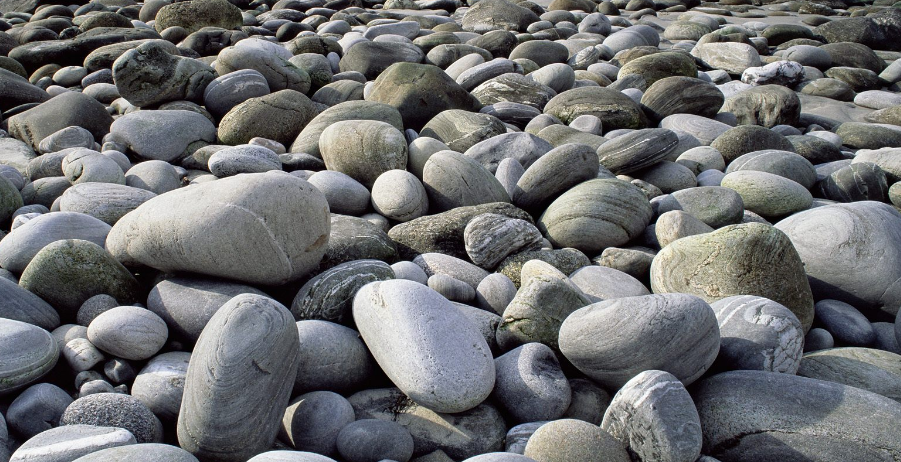 大叔发现河边的石头很奇怪,走近一看,真让人开心__财经头条