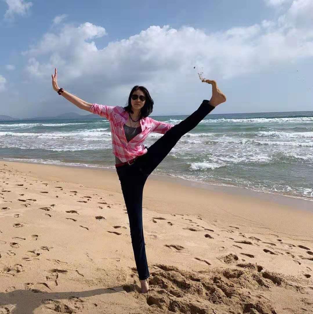 她是女排天才副攻手,退役后从事作家,沙滩照吸睛,现36岁仍单身|赵蕊蕊