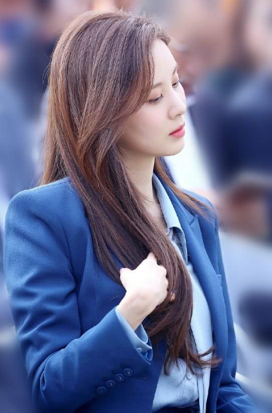 徐贤出席活动气场足!一身蓝色西装实力抢镜,网友:被撩到了!