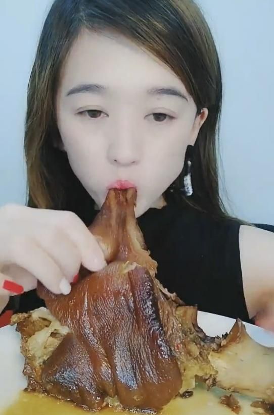 这位吃播网红火了,人小胃口大,这种吃法吃完一个大肘子!