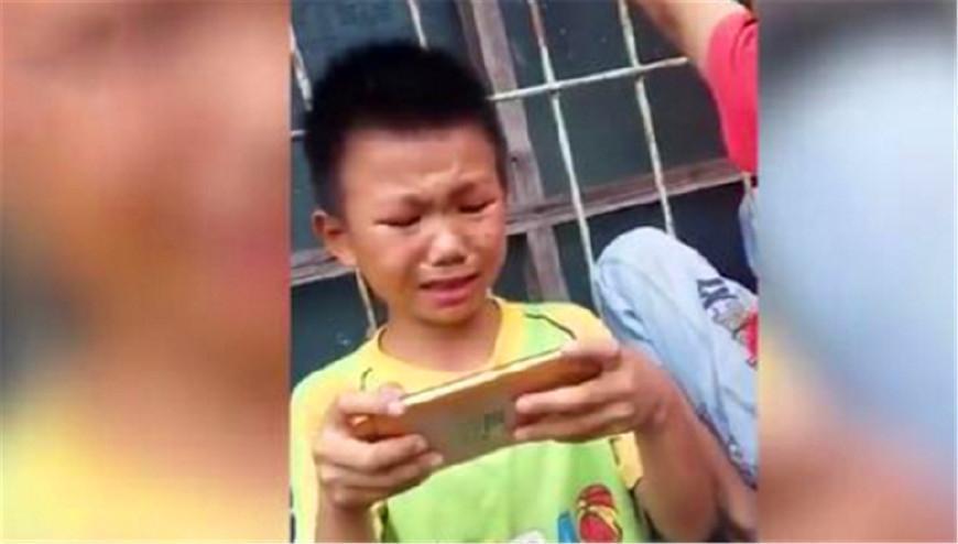 王者荣耀: 弟弟嫌队友太坑, 用手狂砸手机, 表情难看欲哭无泪