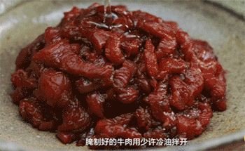然后放入切好的辣椒丝和豆瓣酱炒出红油;14.