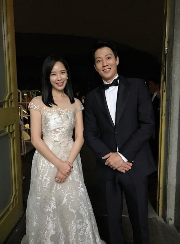 与圈外人认识6个月便闪婚,如今44岁活成这样|天心|演技|吴天心_新浪