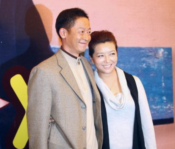 51岁江珊在遇真爱小15岁男友隔空喊话我养你网友祝福