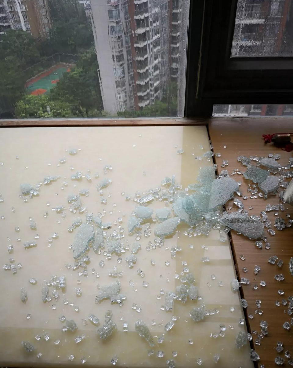 台风山竹影响cba球员,广东宏远苏伟晒窗玻璃被吹碎一片狼藉!