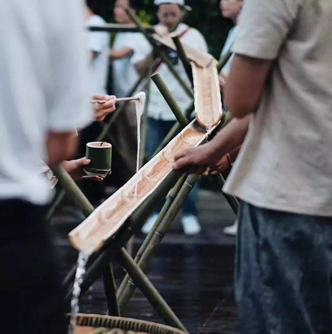 日本"流水素面",上游吃面下游吃口水,反应慢了还没得吃!