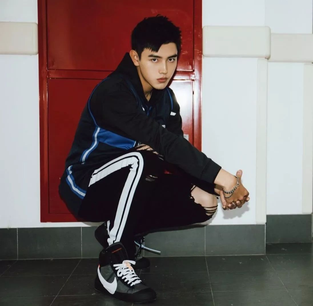 陈凯歌1家3口亮相机场,儿子陈飞宇帅气高冷,陈红贵妇范十足