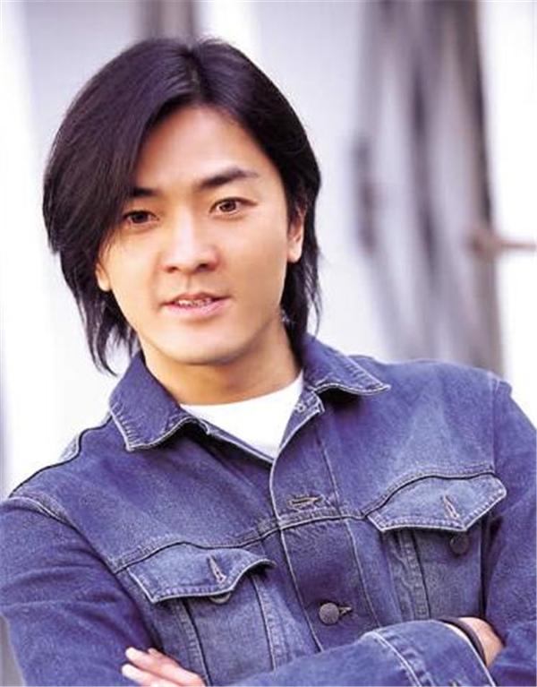 演古惑仔遭封杀,感情上被骂"渣男",婚后至今膝下无子