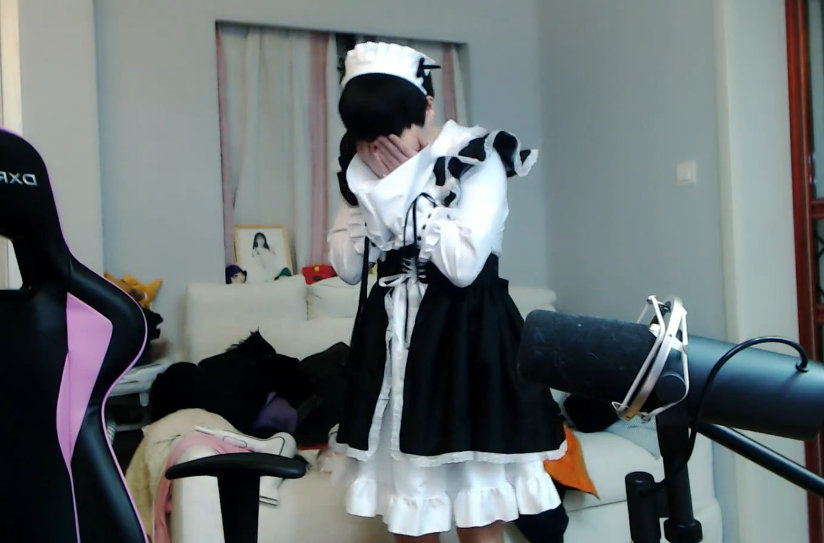 没想到在职业赛场上如此自信的rookie却对于自己的女装一点都不自信