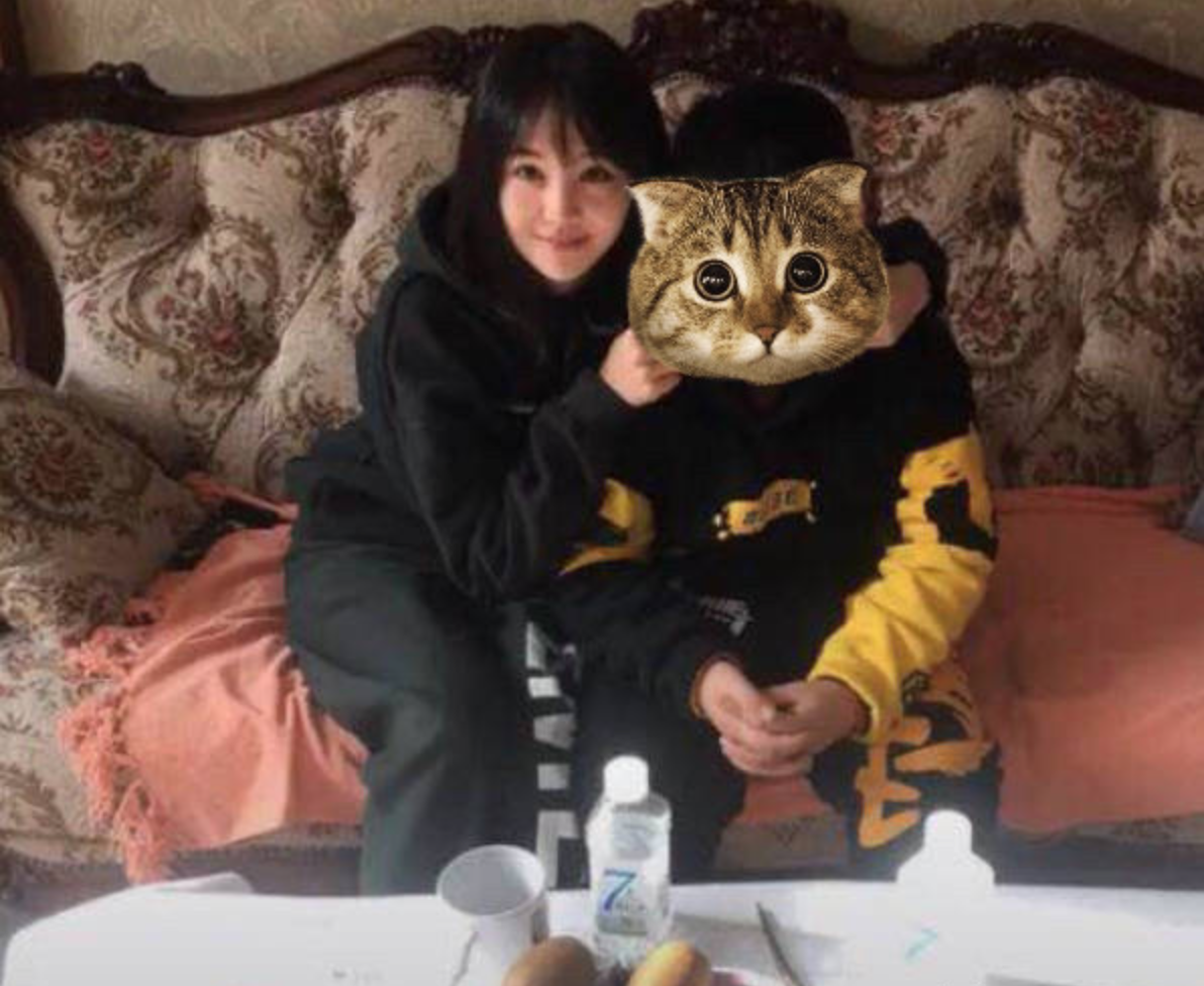 郑爽过年走亲戚,脸上长肉好可爱,和家人合照调皮做鬼脸